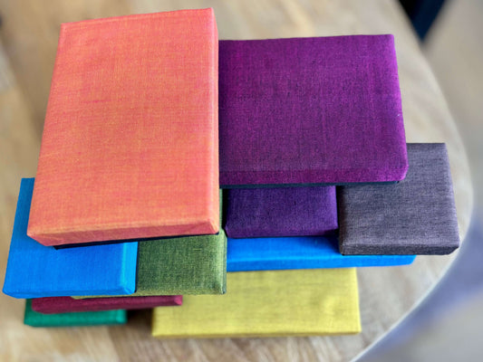 diverse stoffen giftboxes in heldere kleuren, herbruikbare cadeauverpakkingen