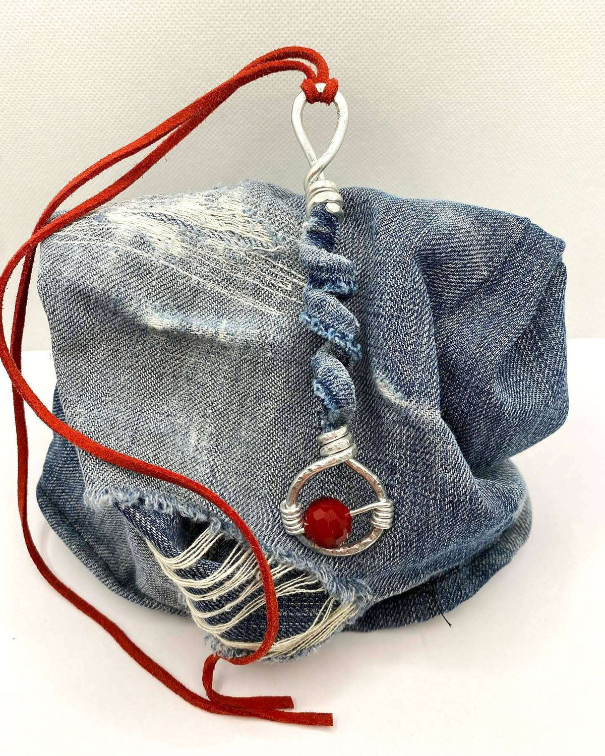 detail van unieke sieraden met rode steen en zilveren details, spirituele accessoires