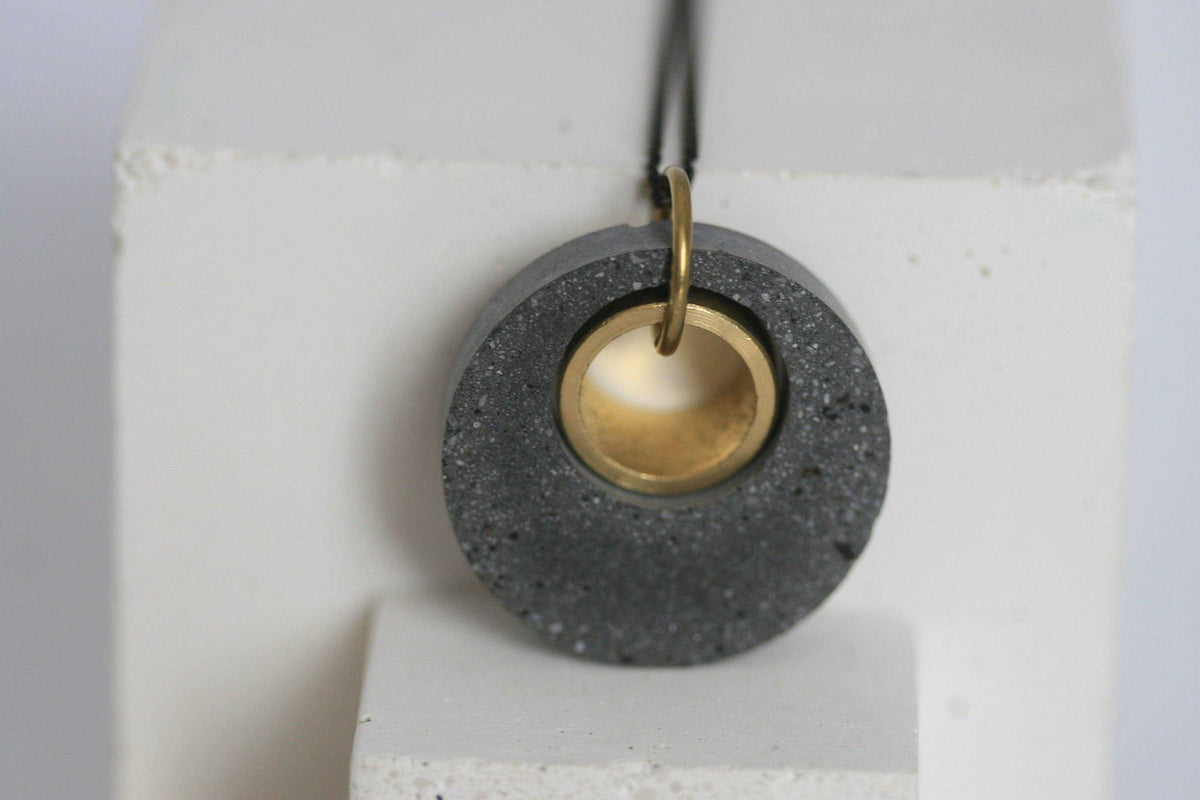 Beton ketting met gouden ring en zwarte ketting 