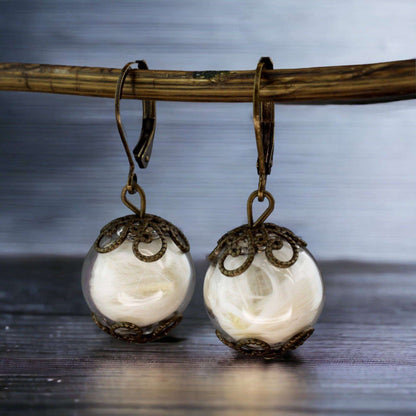 Handgemaakte glazen bol oorbellen met bronzen details, minimalistisch sieraden