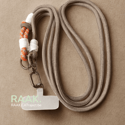 Taupe gekleurde lanyard met metalen clip en label op beige stoffen achtergrond