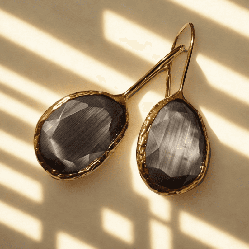 Zwarte en grijze oorbellen met grote faceted stenen, goudkleurige rand, stijlvolle sieraden