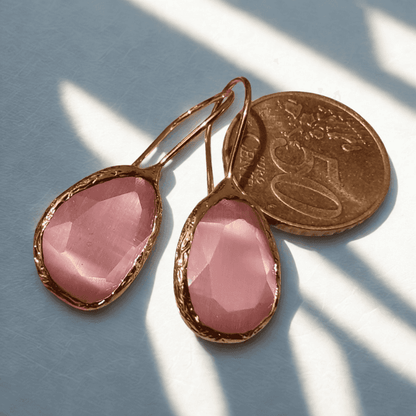 Rozige oorbellen met grote faceted stenen, goudkleurige rand, stijlvolle sieraden