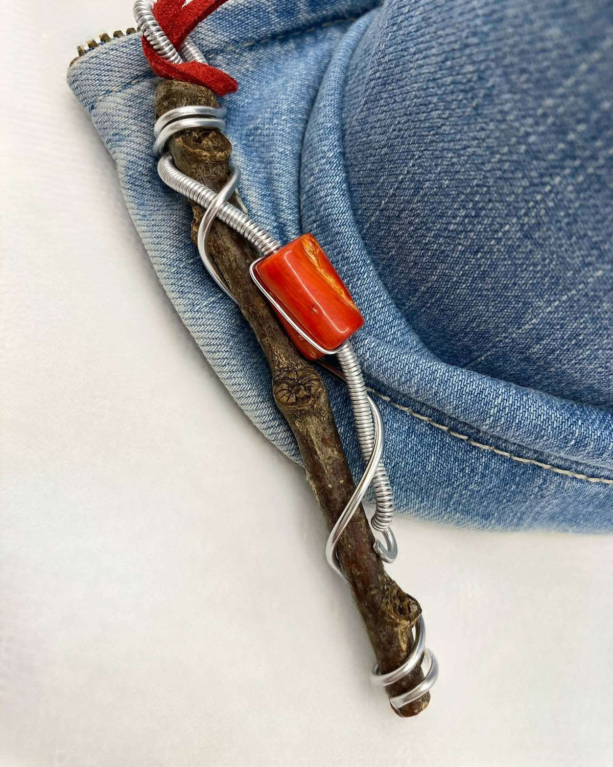 Unieke houten en metalen sieraden met rode steen, handgemaakt