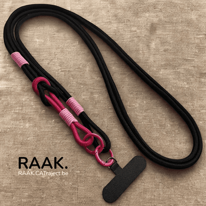 Zwarte lanyard met roze en zwarte details, stevig en geschikt voor sleutels en gsm