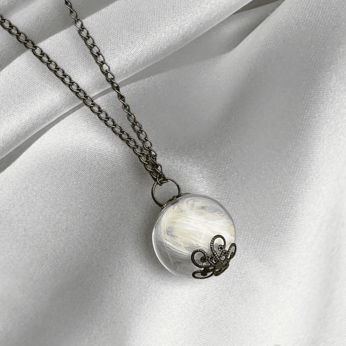 Unieke bronzen halsketting veer met parel, minimalistisch ontwerp, sieraden voor dames