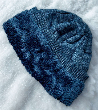 Warme gebreide muts met fleece rand voor winter