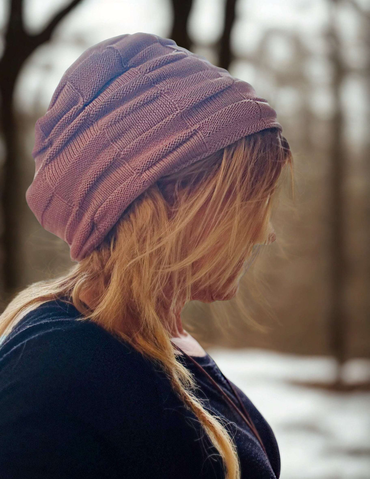 Modieuze unisex beanie voor dames, in herfstkleuren, buiten gedragen