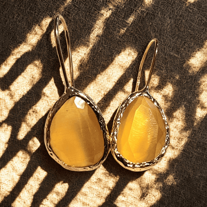 Gele cateye oorbellen met gouden rand, eigentijds, handgemaakt