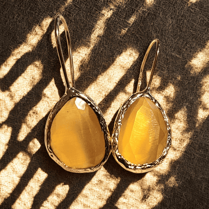 Gele cateye oorbellen met gouden rand, eigentijds, handgemaakt