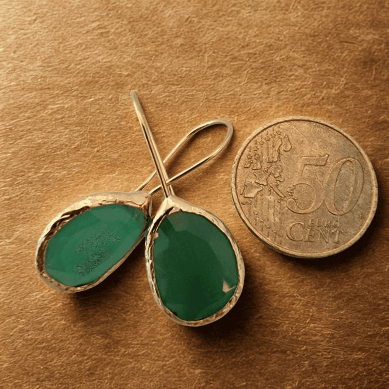Gouden oorbellen met groene cateye stenen en handgemaakt detail