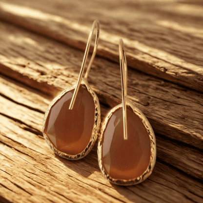 Gouden oorbellen met bruin gekleurde cateye stenen en uniek design