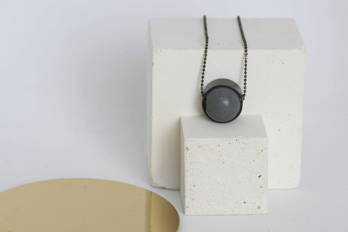 Halsketting met messing en beton modern