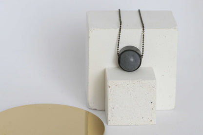 Halsketting met messing en beton modern