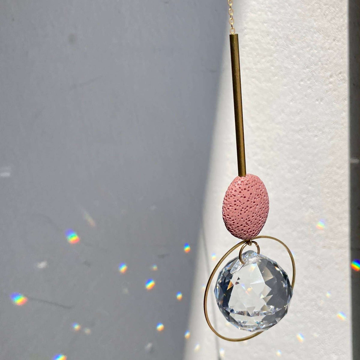 Roze en groene handgemaakte zonnevanger met kristallen bol, spirituele decoratie
