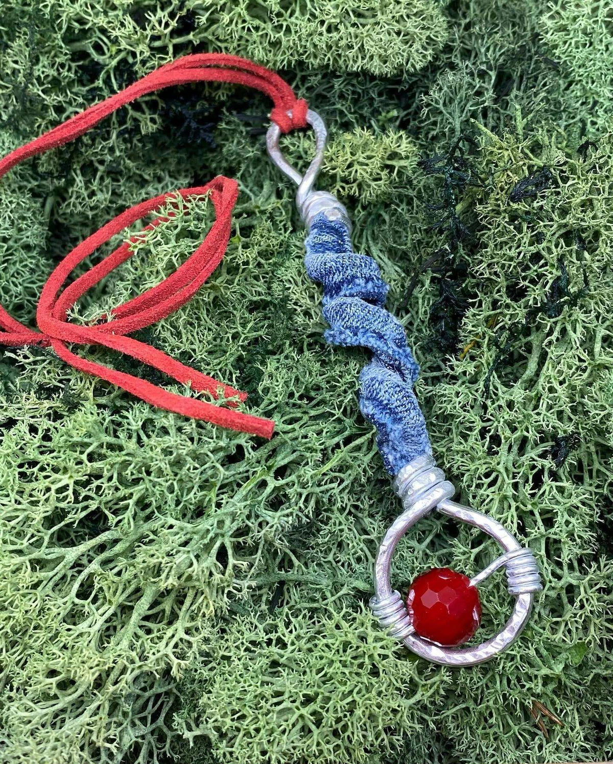 unieke sieraden met rode steen en zilveren details, spirituele accessoires