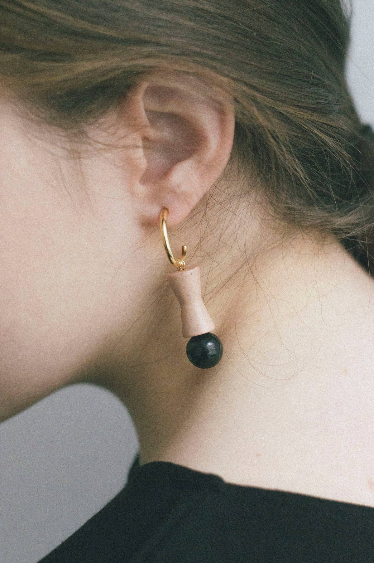 Dames oorbellen met goudkleurige details en zwart bead design