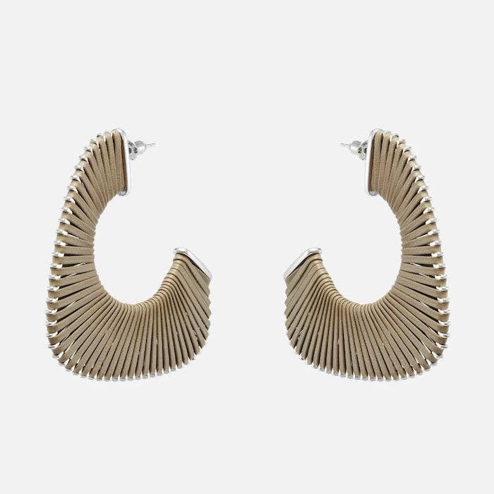 Gouden en zilveren sieraden, minimalistische oorbellen van leer, lichtgewicht, uniek ontwerp