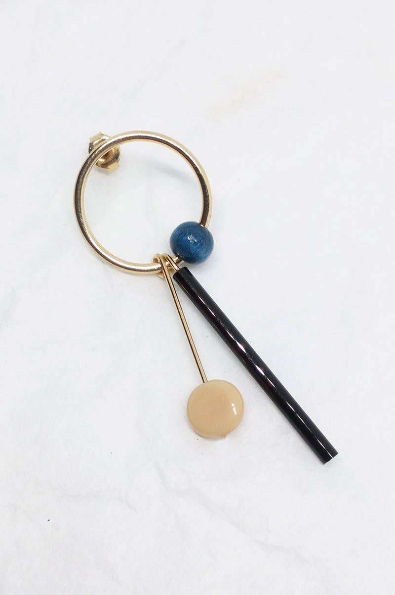 Minimalistische goudkleurige oorringen met blauwe en beige kralen en zwarte stok