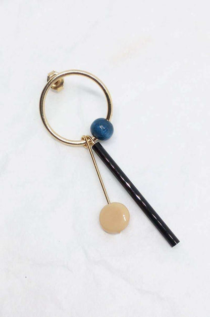 Minimalistische goudkleurige oorringen met blauwe en beige kralen en zwarte stok