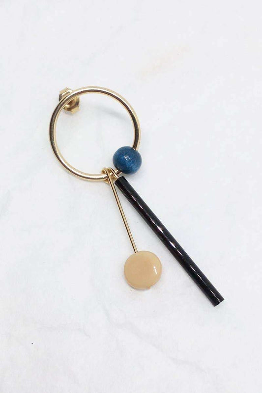 Minimalistische goudkleurige oorringen met blauwe en beige kralen en zwarte stok