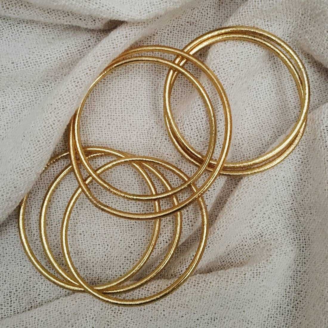 Gouden boeddhistische armband van Baan, subtiel en elegant, perfect voor sieraden en accessoires