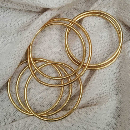 Gouden boeddhistische armband van Baan, subtiel en elegant, perfect voor sieraden en accessoires