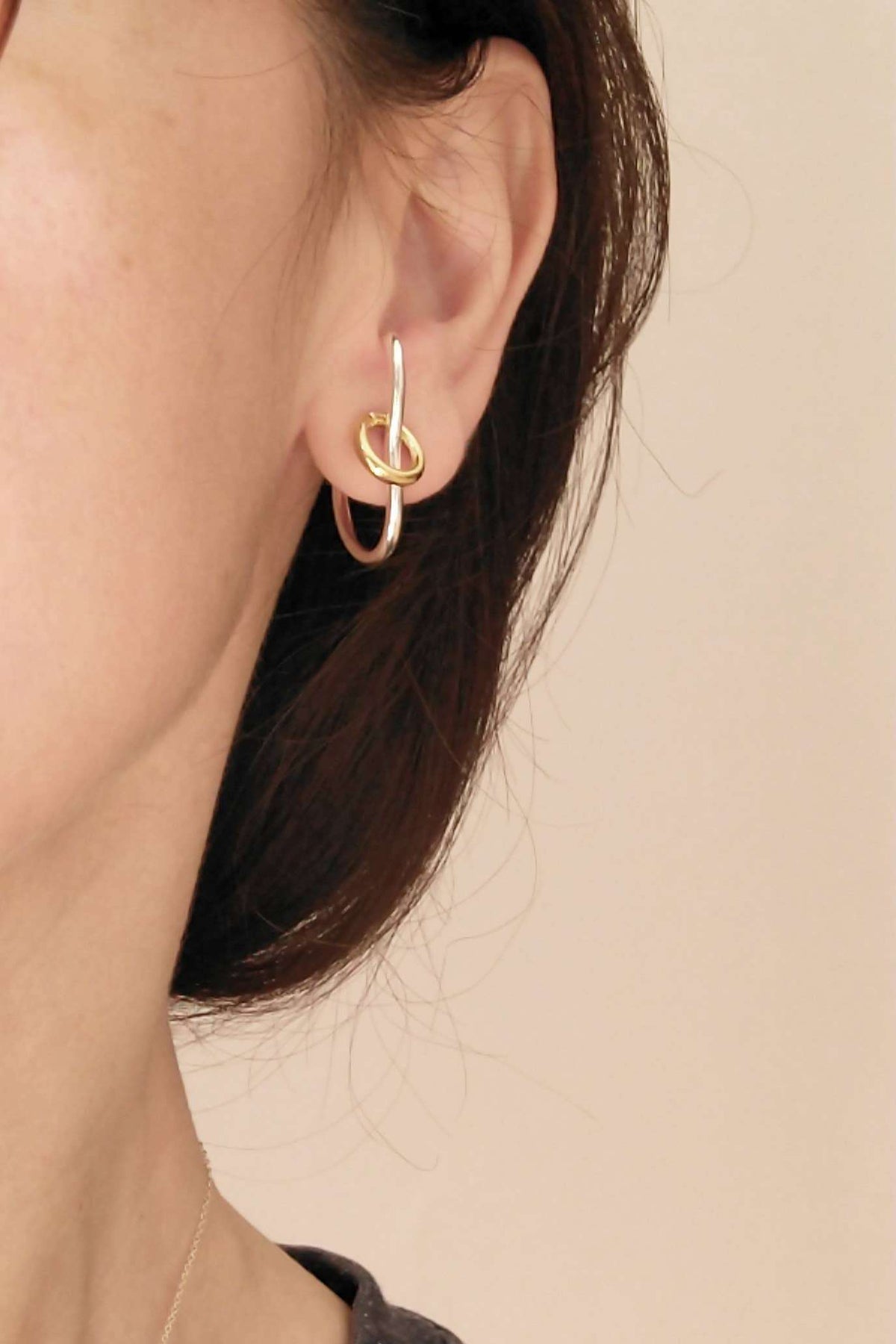 Set van zilveren en gouden oorbellen met ketting en ring, minimalistische sieraden