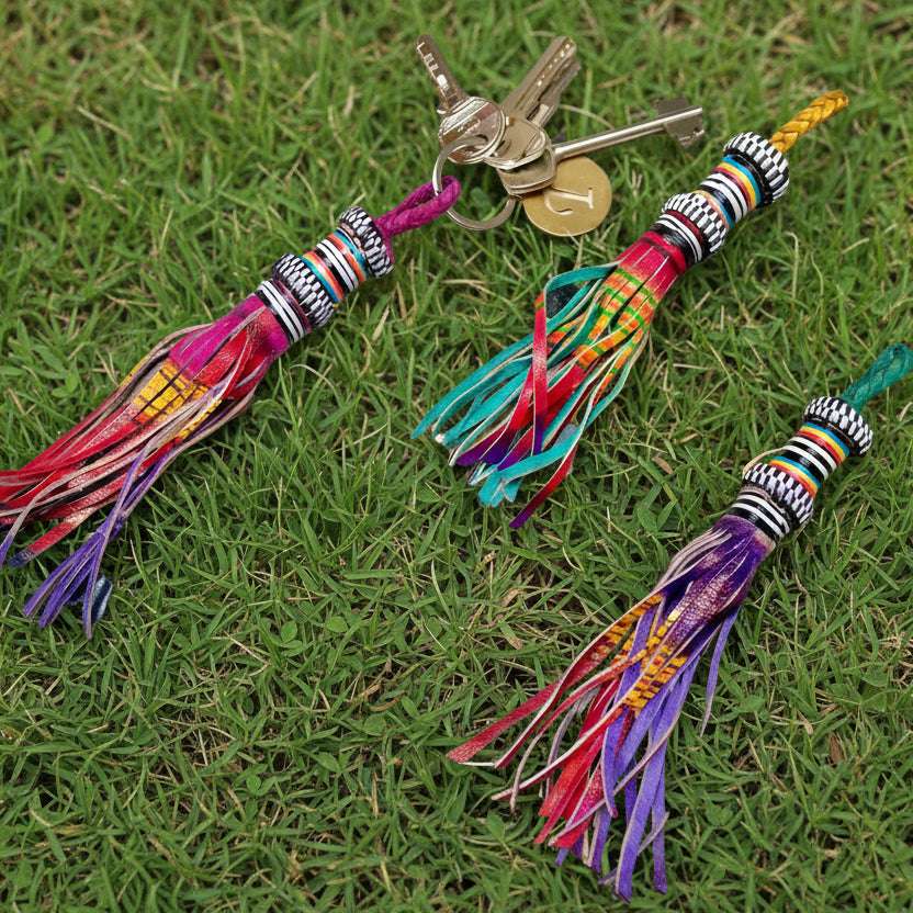 kleurige leren sleutelhanger met franjes op gras