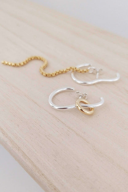 Minimalistische set van zilveren en gouden oorbellen met ketting en ring, minimalistische sieraden