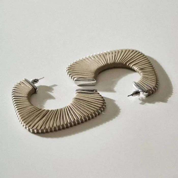 Minimalistische zilveren oorbellen van leer, uniek ontwerp, lichtgewicht, sieraden, accessoires
