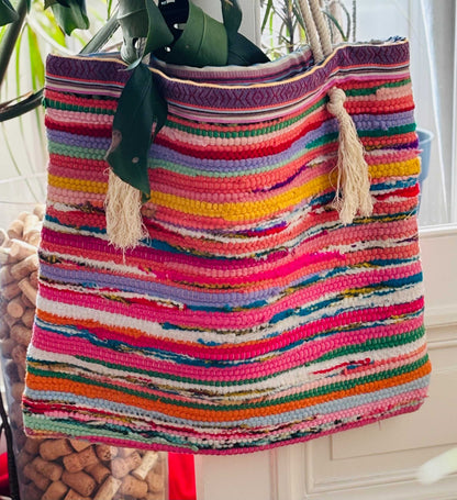 Kleurrijke handgemaakte boho shopper tas van gerecycled voddentapijt, duurzaam en praktisch voor dagelijks gebruik