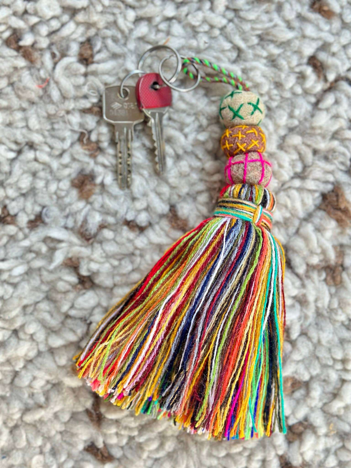 kleurige handgemaakte sleutelhanger met vilten ballen en kwastje, uniek design, Marokko