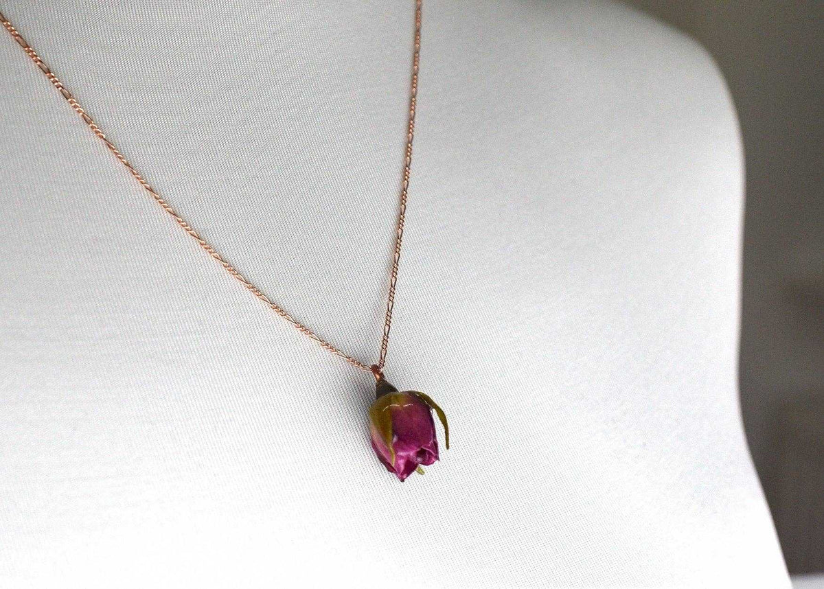Rozenknop hars ketting, handgemaakt, botanisch sieraad