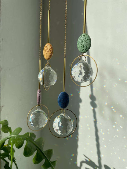 Kleurrijke handgemaakte zonnevanger met kristallen bol en koperen ketting, decoratie voor thuis