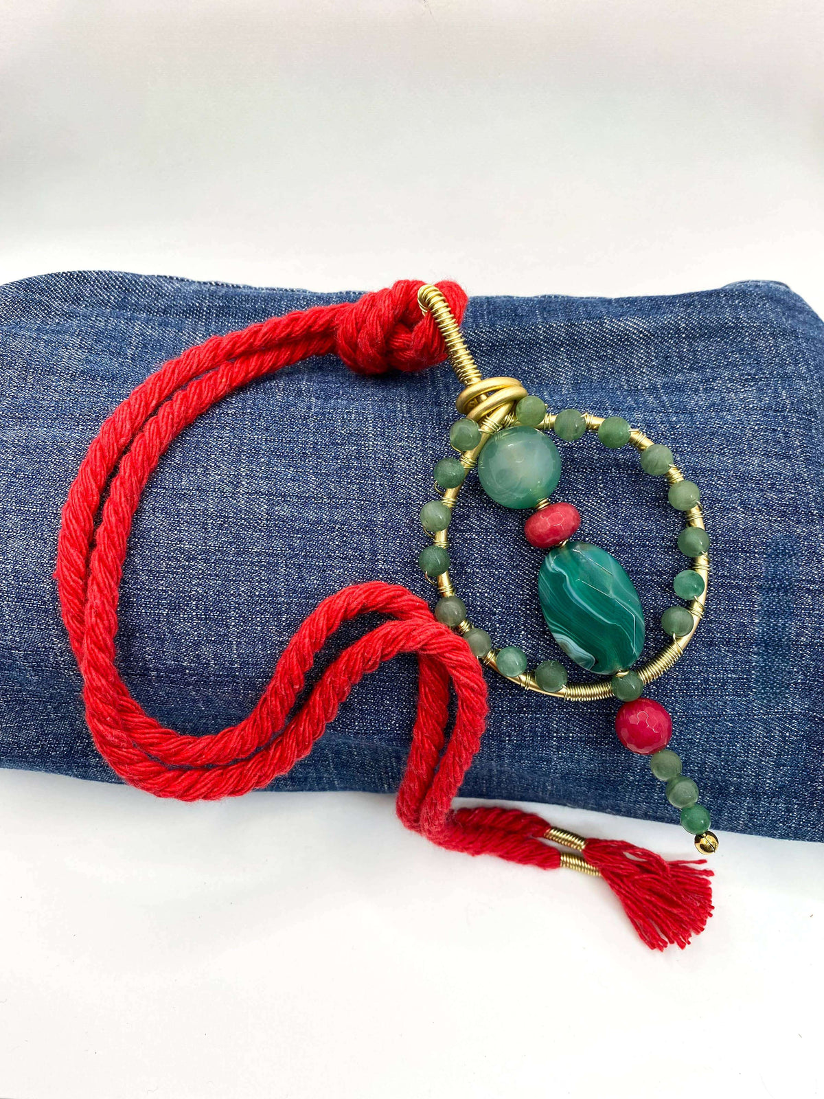 handgemaakte halsketting met groene en rode stenen, boho stijl, spirituele sieraden