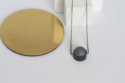 Lange halsketting met messing en beton