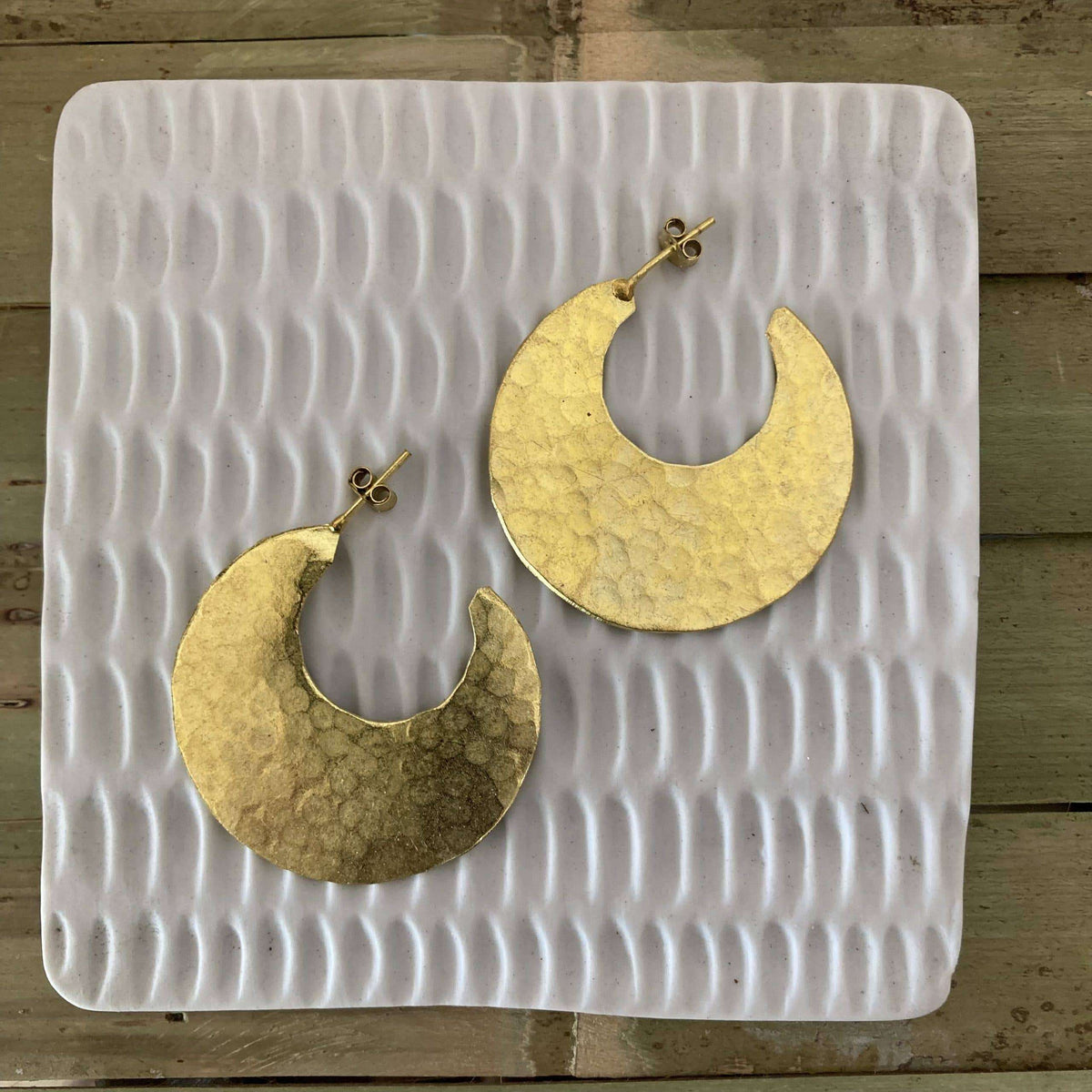 Gouden maanfomige oorbellen met handgemaakt design voor sieraden