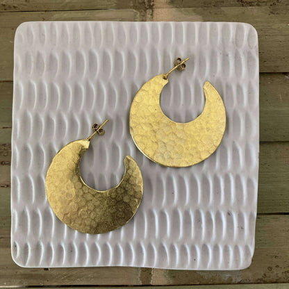 Gouden maanfomige oorbellen met handgemaakt design voor sieraden