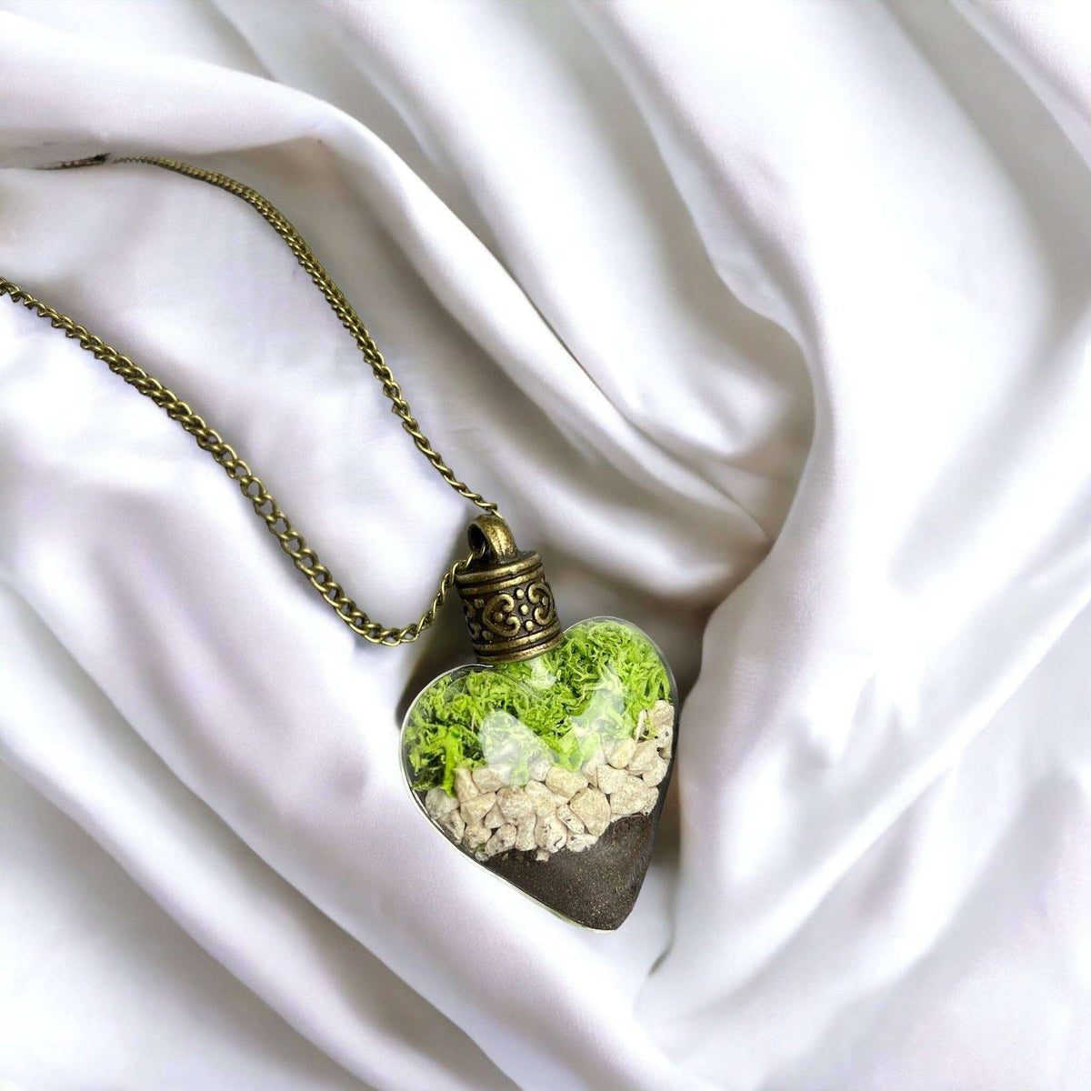 Unieke hartvormige terrarium halsketting met groene mos en stenen, bronzen ketting