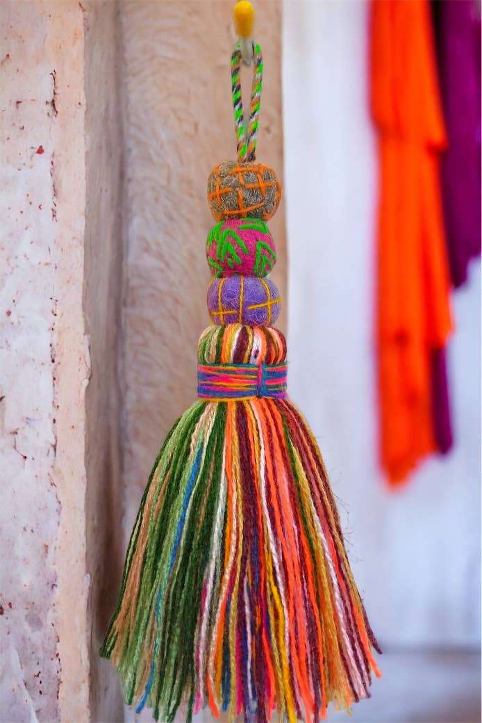 multicolorige vilten sleutelhanger met kwastje, handgemaakt, tasaccessoire