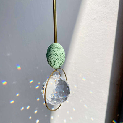 Witte keramische zonnevanger met kristallen bol, sfeermaker voor interieur