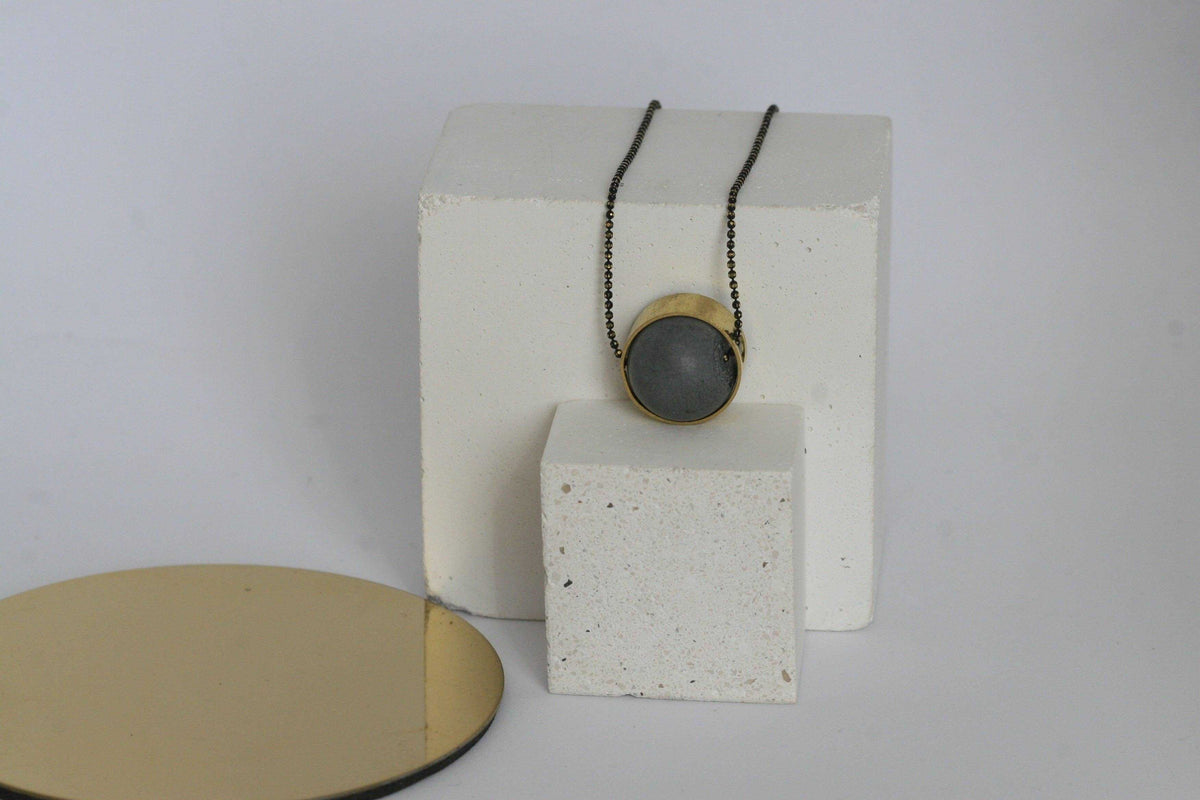 Halsketting met messing en beton speciaal