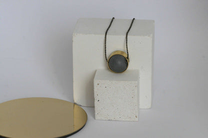 Halsketting met messing en beton speciaal