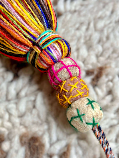 detailfoto van kleurrijke vilten ballen en kwastje op sleutelhanger, handgemaakt in Marokko