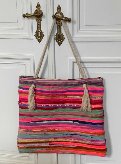 Kleurrijke handgemaakte shopper tas van gerecycled voddentapijt met textuur en ruw design, eco en duurzaam