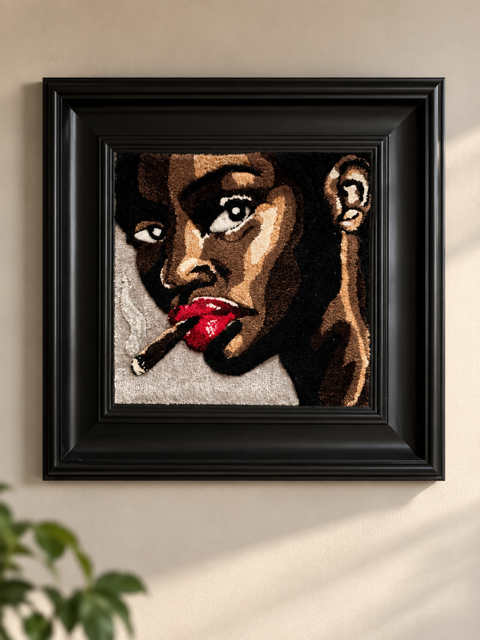 BLIK. handgetuft wandwerk van 45 × 45 cm in zwarte lijst aan de muur