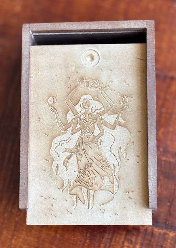 Houten doos met Goddess-illustratie voor rituele en opslag