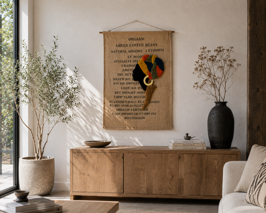 Handgetuft WANDwerk Coffee Lady One, made by CAT Gent in woonkamer