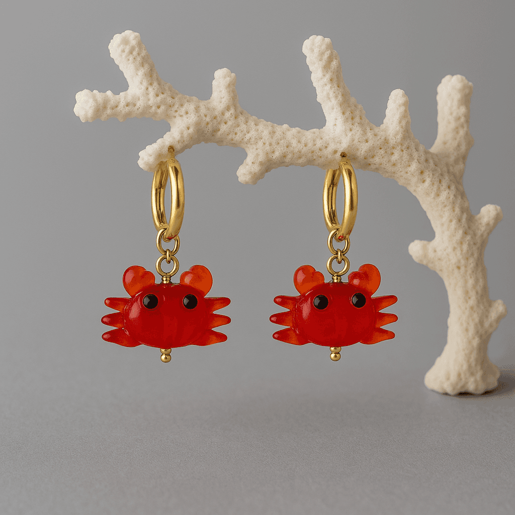 Krab oorbellen met gouden haak, speels design, handgemaakt, hypoallergeen